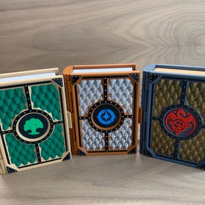 Libro de caja de mazos adecuado para almacenar mazos de cartas para juegos como Pokémon, MTG, Lorcana, etc. Versiones de escamas de dragón