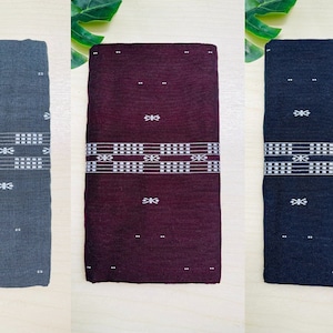 以下が含まれることがあります： グレー、ボルドー、ネイビーブルー、ブラック、オリーブグリーンの5色の生地見本。各見本には白い幾何学模様が施されています。