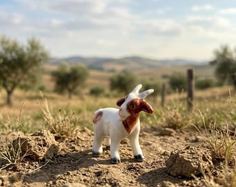 Figura de cabra de cerámica en miniatura: divertida escultura de animal bebé, estatua coleccionable pintada a mano en blanco y marrón, ideal para decoración o como regalo.