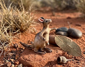 Figura de porcelana de mamá canguro con cría – Escultura en miniatura de cerámica de wallaby marsupial, artículo de decoración coleccionable de vida silvestre exótica