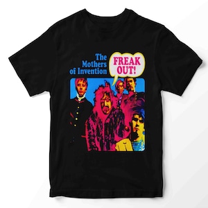 Könnte beinhalten: Schwarzes T-Shirt mit einem farbenfrohen Grafikdesign einer Band, mit dem Text "The Mothers of Invention" und "FREAK OUT!". Das Bild hat einen Retro-Stil mit psychedelischen Farben in Pink, Blau und Gelb.