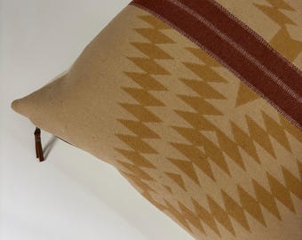 Örngott i ull: Aztec Southwestern Design i guld och rost med läderhandtag (45x45 cm)