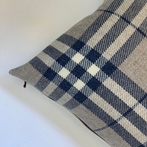 Blue and tan geruite wollen kussensloop blauw geruite zichtbare ritssluiting-leren trekker 20" 22" 24" 14 x 24 gemaakt met Pendleton-wol Handgemaakt door misa