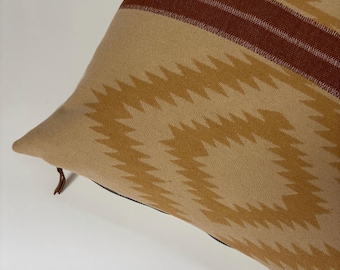 Funda de almohada de lana: Diseño azteca del suroeste en color canela, tirador de cuero (45,7 x 45,7 cm)