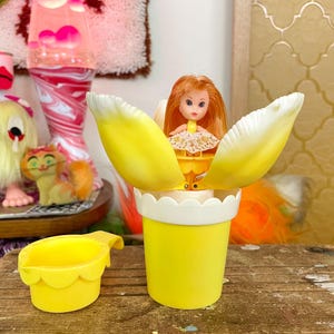 ヴィンテージ 80 年代 Luv Buds Mari Gold 香り付きタイニーフラワードール Kiddle クローン (Buddy L Corp 香港製)