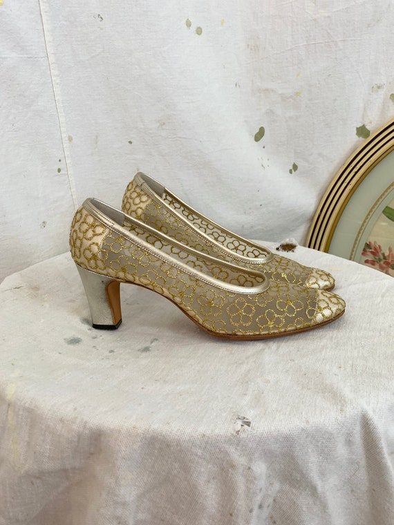 Vintage 1950s Mesh Gold Daisy Embroidered Heels /