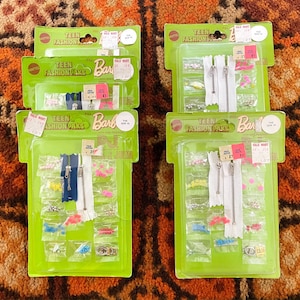 Vintage 1970 Barbie Mattel "The Sew In" Teen Fashion Paks Zum Herstellen / Reparieren von Puppenkleidung - winzige Reißverschlüsse, Knöpfe und sonstige Komponenten auf Originalkarte