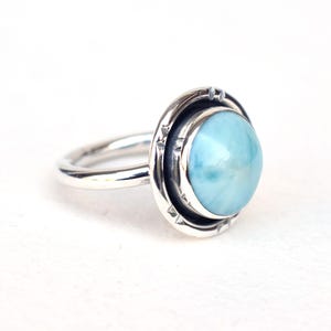 Anillo de larimar natural, anillo de larimar azul, anillo de piedra preciosa de larimar, larimar de República Dominicana, anillo hecho a mano, anillo apilable, joyería de larimar.