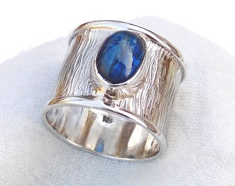Anillo de plata de ley texturizada con cianita: banda ancha con piedra azul.