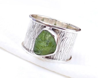 Rå Peridot Sterlingsilverring: Bred texturerad rem