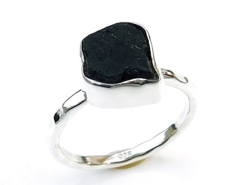 Roher Schwarzer Turmalin Ring: Gehämmerte 925 Sterling Silber Band