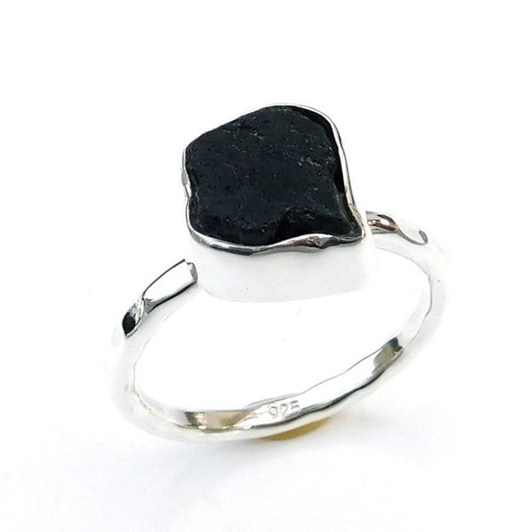 Anillo de turmalina negra, anillo de turmalina negra natural, anillo de turmalina negra de plata de ley 925, anillo de banda martillada, anillo apilable-