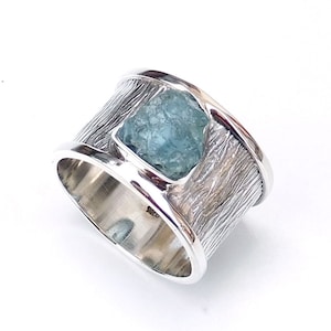 Anel de prata esterlina com água-marinha bruta - faixa larga texturizada, joia masculina