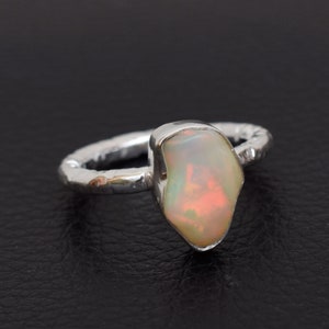 Naturalny surowy etiopski opal pierścień leczniczy kryształ kamień szlachetny pierścień ręcznie robiony 925 srebro opal biżuteria wielokolorowy opal pierścień-U471