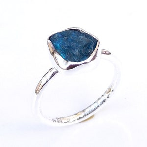 Apatite Ring, Natural Apatite Ring, Blue Apatite Ring, 925 Sterling silver Apatite Ring, Hammered silver Ring, Raw Apatite Chunk Ring-U135