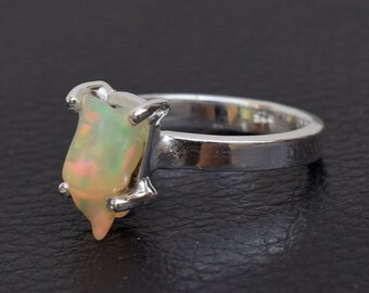 Bague opale d'Éthiopie brute : serti griffes en argent sterling, pierre de naissance d'octobre