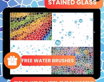 Op de afbeelding: Een digitaal tablet-scherm met vier verschillende secties: twee panelen met veelkleurige glas-in-loodpatronen en twee panelen met realistische waterdruppels op een witte achtergrond, met tekstoverlays STAINED GLASS, FREE WATER BRUSHES en PROCREATE BRUSHES.