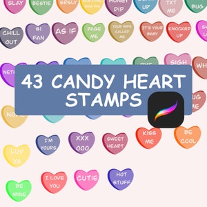 Peut inclure: Une collection de 43 tampons en forme de cœur de bonbons colorés avec différentes inscriptions, notamment "Slay", "Bestie", "Chill Out", "As If", "Page Me", "Your Wife Called Me", "It's Your Baby", "Knocked Up", "Luv Ya", "I'm Yours", "XXX 000", "Sweet Heart", "Kiss Me", "Be Cool", "Be Mine", "I Love You", "Cutie", "Hot Stuff", et plus.