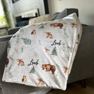 personalisierbarer Bär und Wald Kunstfell Lovey, Schmusetuch, Baby Mädchen Lovey, Babydecke, Baby Junge, Waldland,Minky