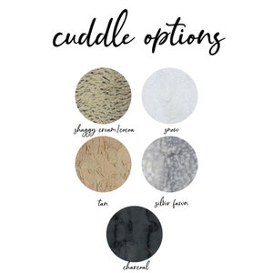 Puede incluir: Cinco muestras de tela de felpa en varios colores y texturas. Las muestras est&aacute;n etiquetadas como "shaggy cream/cocoa", "snow", "tan", "silver fawn" y "charcoal".