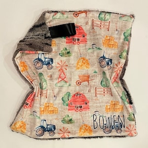 gepersonaliseerde blauwe tractor en boerderij nepbont lovey, veiligheidsdeken, baby girl lovey, babydeken, babyjongen