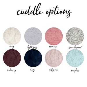 Puede incluir: Una tabla de colores que muestra diferentes opciones de tejido para una manta de peluche. Los colores incluyen marfil, gris claro, pr&iacute;mula, leopardo de nieve, mora, azul marino, rosa polvoriento y verde mar.