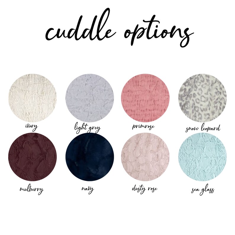 Puede incluir: Una tabla de colores que muestra diferentes opciones de tejido para una manta de peluche. Los colores incluyen marfil, gris claro, pr&iacute;mula, leopardo de nieve, mora, azul marino, rosa polvoriento y verde mar.
