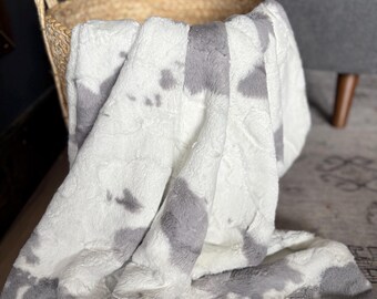 Grey calf and white/metal cuddle faux fur blanket