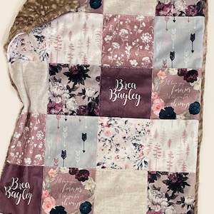 Puede incluir: Una manta de beb&eacute; de patchwork con un dise&ntilde;o floral en tonos rosa, blanco y gris. La manta presenta un nombre personalizado, "Brea Bayley", y el texto "Te amar&eacute; para siempre, me gustar&aacute;s para siempre".
