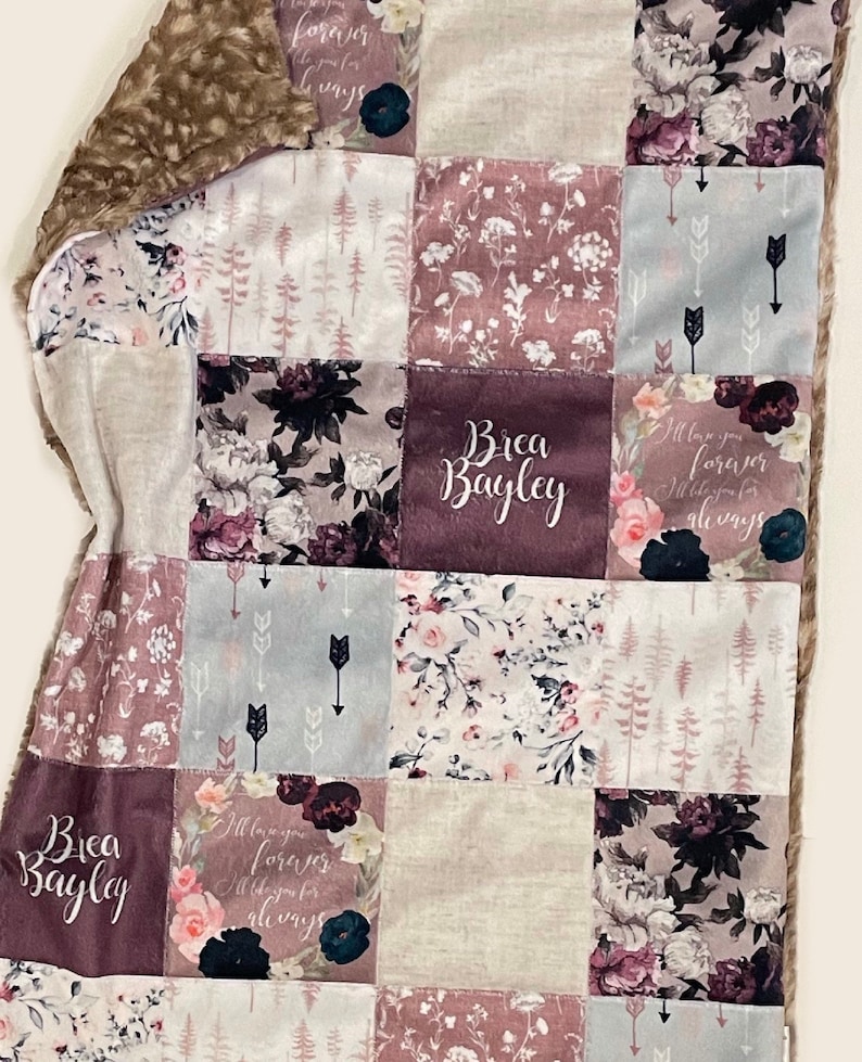 Puede incluir: Una manta de beb&eacute; de patchwork con un dise&ntilde;o floral en tonos rosa, blanco y gris. La manta presenta un nombre personalizado, "Brea Bayley", y el texto "Te amar&eacute; para siempre, me gustar&aacute;s para siempre".