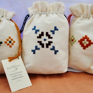 Pochettes brodées