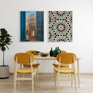 Pu&ograve; includere: Una sala da pranzo con un tavolo di legno e quattro sedie gialle. Due stampe incorniciate sono appese al muro dietro il tavolo. Una stampa presenta un design a mosaico blu e verde, e l'altra stampa mostra una vista di un edificio con una cupola.