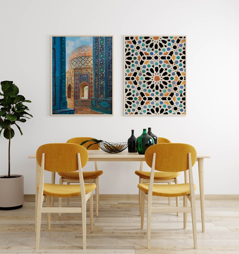 Pu&ograve; includere: Una sala da pranzo con un tavolo di legno e quattro sedie gialle. Due stampe incorniciate sono appese al muro dietro il tavolo. Una stampa presenta un design a mosaico blu e verde, e l'altra stampa mostra una vista di un edificio con una cupola.