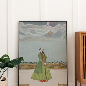 Puede incluir: Una pintura enmarcada de un hombre con una t&uacute;nica verde y un turbante, de pie frente a una barandilla decorativa. El fondo es un cielo azul claro con nubes blancas.