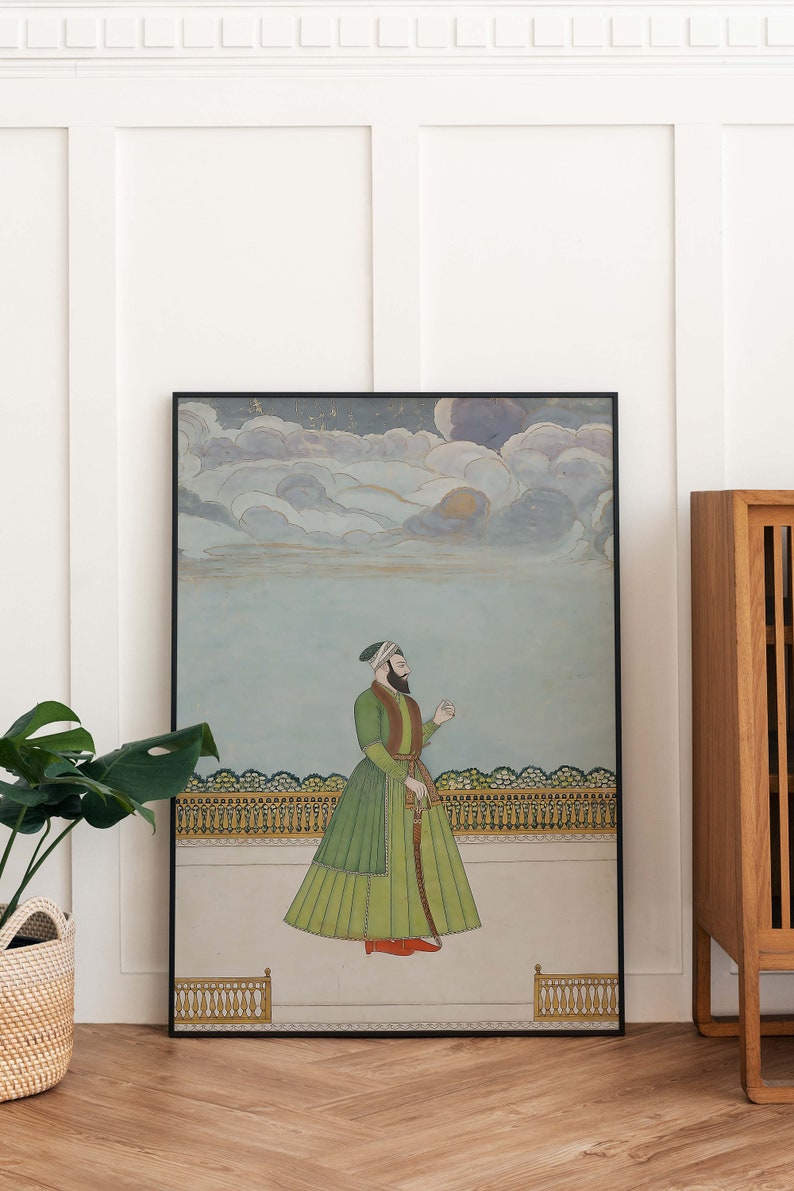 Puede incluir: Una pintura enmarcada de un hombre con una t&uacute;nica verde y un turbante, de pie frente a una barandilla decorativa. El fondo es un cielo azul claro con nubes blancas.