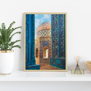 Pu&ograve; includere: Una stampa incorniciata di una moschea colorata con intricate piastrelle e una cupola blu. La moschea &egrave; incorniciata da due alti muri blu con disegni decorativi. La stampa &egrave; posizionata contro un muro bianco con una pianta in vaso su uno scaffale sottostante.