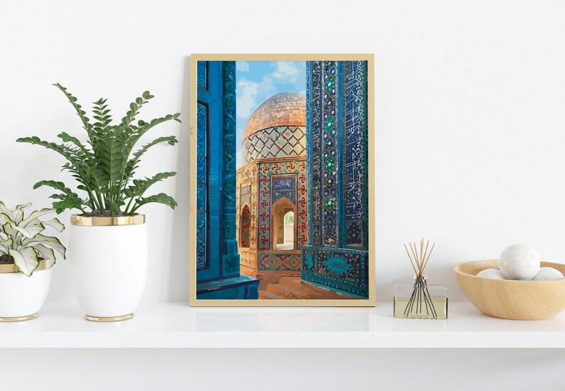 Pu&ograve; includere: Una stampa incorniciata di una moschea colorata con intricate piastrelle e una cupola blu. La moschea &egrave; incorniciata da due alti muri blu con disegni decorativi. La stampa &egrave; posizionata contro un muro bianco con una pianta in vaso su uno scaffale sottostante.