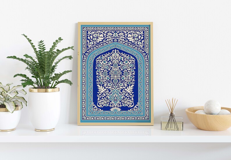 Puede incluir: Una impresi&oacute;n enmarcada de un dise&ntilde;o azul y blanco con un intrincado motivo floral. El dise&ntilde;o recuerda al arte isl&aacute;mico y presenta un arco central con un patr&oacute;n repetitivo de flores y hojas.