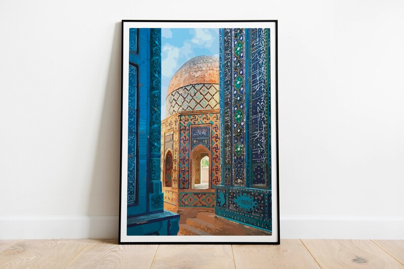 Pu&ograve; includere: Un edificio colorato e ornato con un esterno in piastrelle blu e una cupola. L'edificio &egrave; incorniciato da due alti muri in piastrelle blu con motivi intricati.