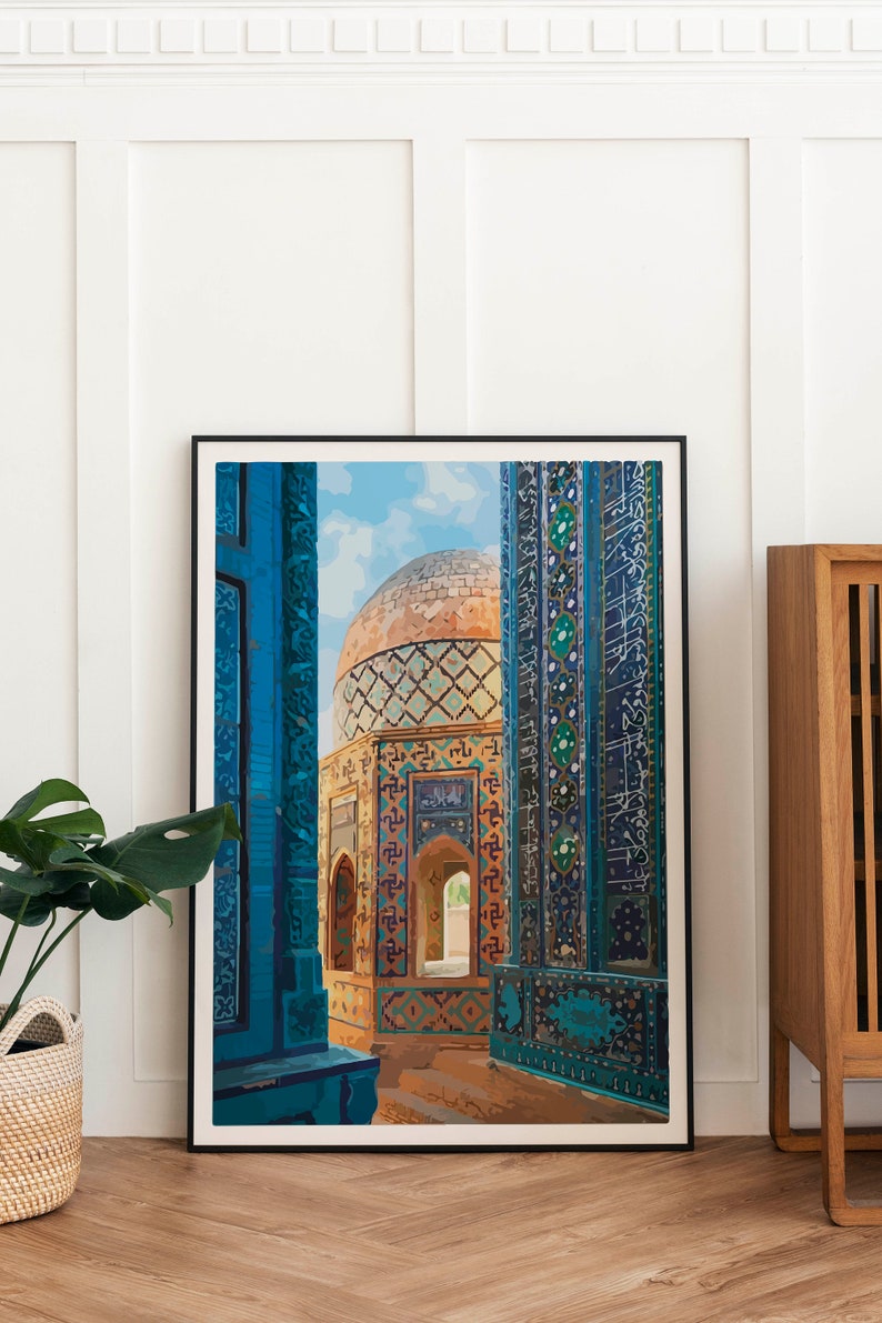 Pu&ograve; includere: Una stampa incorniciata di un edificio colorato e decorato con un esterno in piastrelle blu e una cupola dorata. L'edificio &egrave; circondato da un cortile con un cielo blu sullo sfondo.