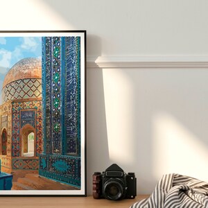 Pu&ograve; includere: Una stampa incorniciata di un edificio colorato e decorato con una cupola blu e oro. L'edificio &egrave; decorato con intricati motivi geometrici e scrittura araba.