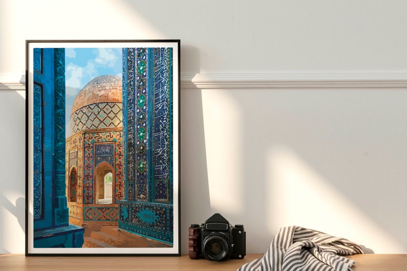 Pu&ograve; includere: Una stampa incorniciata di un edificio colorato e decorato con una cupola blu e oro. L'edificio &egrave; decorato con intricati motivi geometrici e scrittura araba.