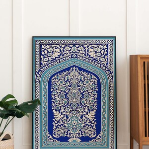 Puede incluir: Una impresi&oacute;n enmarcada de un dise&ntilde;o estampado azul y blanco con un motivo floral. El dise&ntilde;o est&aacute; enmarcado en un marco negro.