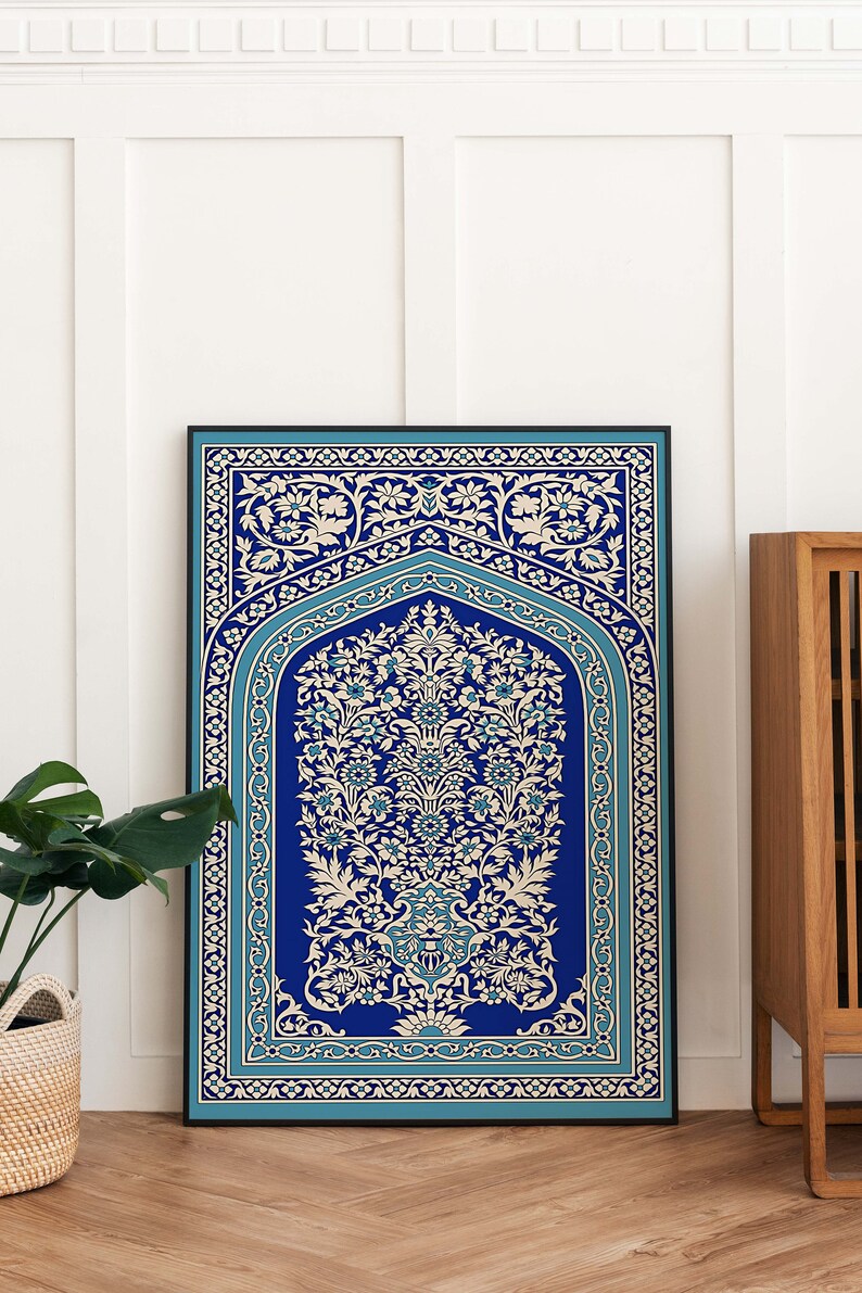Puede incluir: Una impresi&oacute;n enmarcada de un dise&ntilde;o estampado azul y blanco con un motivo floral. El dise&ntilde;o est&aacute; enmarcado en un marco negro.