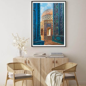 Pu&ograve; includere: Una stampa incorniciata di una moschea colorata con intricate piastrelle e una cupola blu. La moschea &egrave; circondata da un cortile con un sentiero che conduce all'ingresso. La stampa &egrave; appesa a un muro bianco sopra un armadio in legno con due sedie.