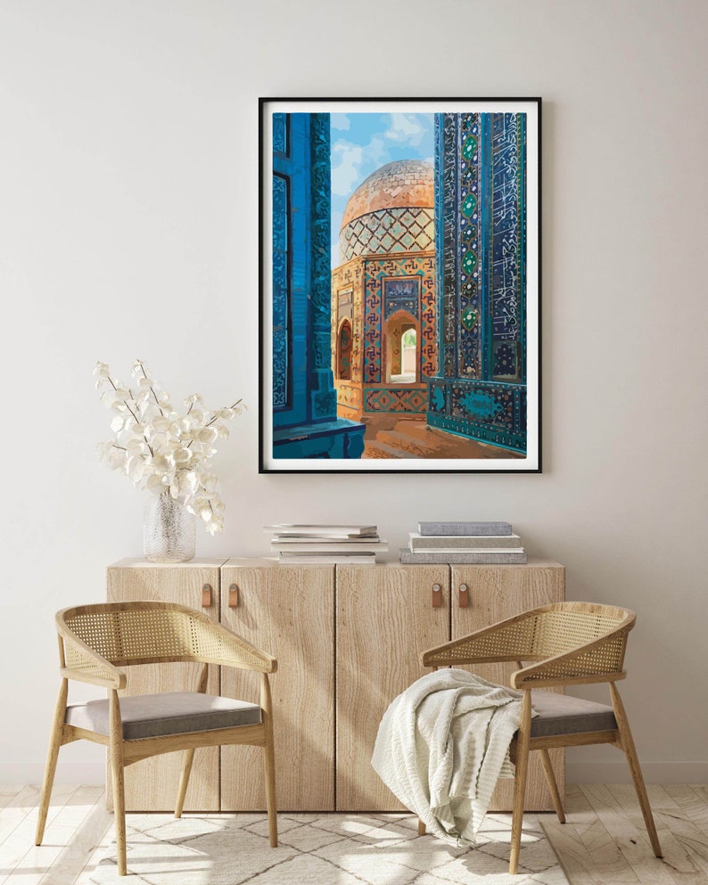 Pu&ograve; includere: Una stampa incorniciata di una moschea colorata con intricate piastrelle e una cupola blu. La moschea &egrave; circondata da un cortile con un sentiero che conduce all'ingresso. La stampa &egrave; appesa a un muro bianco sopra un armadio in legno con due sedie.