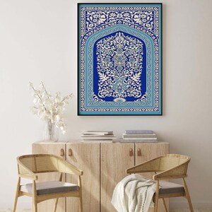 Puede incluir: Una impresi&oacute;n enmarcada de una alfombra azul y blanca con un dise&ntilde;o floral. La alfombra est&aacute; enmarcada en negro y est&aacute; colgada en una pared blanca.