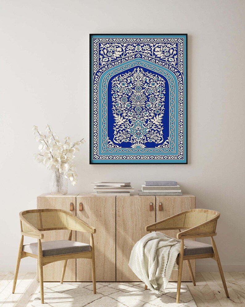 Puede incluir: Una impresi&oacute;n enmarcada de una alfombra azul y blanca con un dise&ntilde;o floral. La alfombra est&aacute; enmarcada en negro y est&aacute; colgada en una pared blanca.