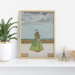 Puede incluir: Una pintura enmarcada de un hombre con una t&uacute;nica verde y un turbante, de pie frente a una valla decorativa. El fondo es un cielo azul claro con nubes.
