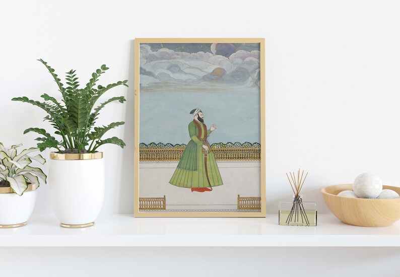 Puede incluir: Una pintura enmarcada de un hombre con una t&uacute;nica verde y un turbante, de pie frente a una valla decorativa. El fondo es un cielo azul claro con nubes.